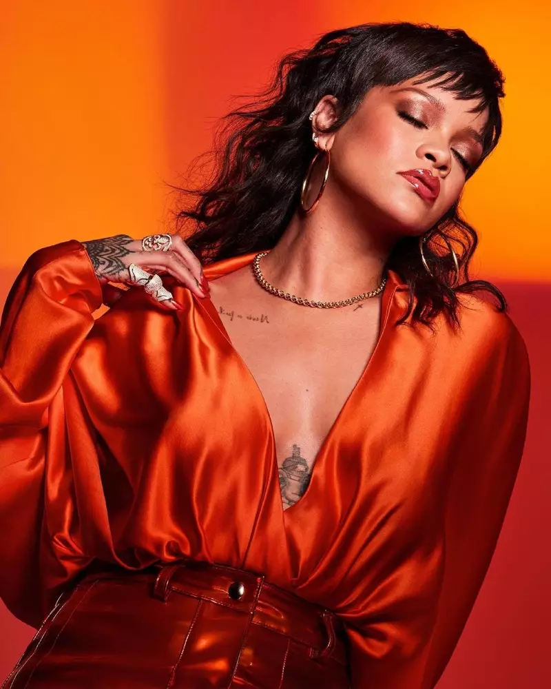 Parādot savus tetovējumus, Rihanna piedalās kampaņā Fenty Beauty Gloss Bomb Heat.