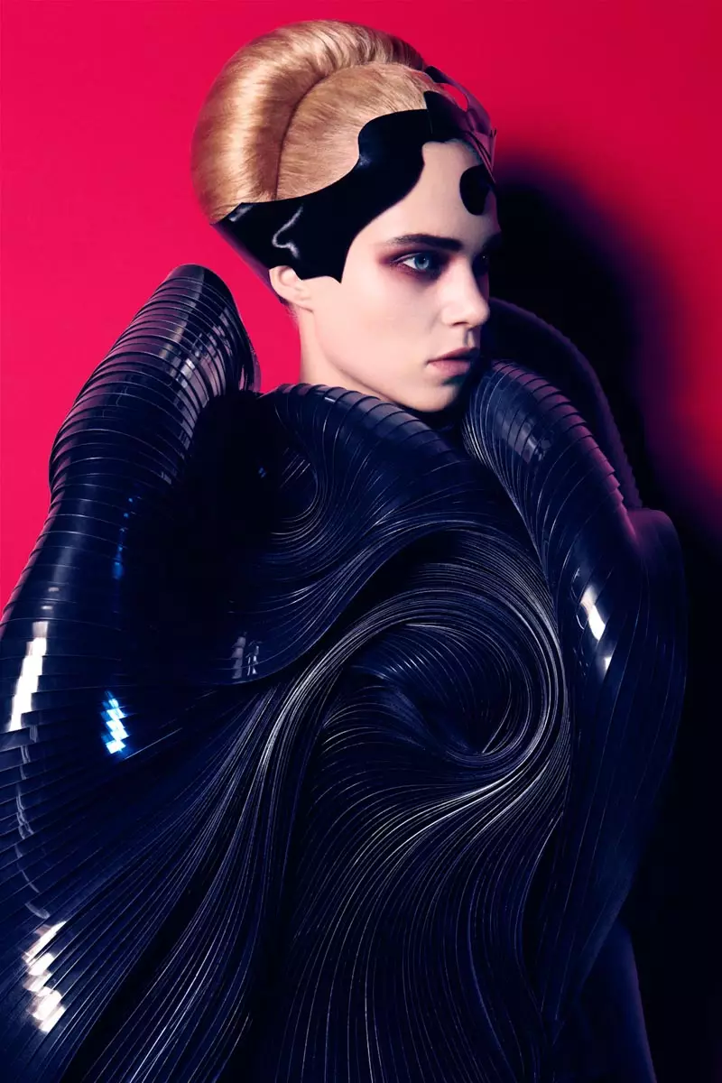 Emma Xie un Klēra Kolinsa nedod augstās modes stilu izrādei L'Officiel Paris 2012. gada oktobris