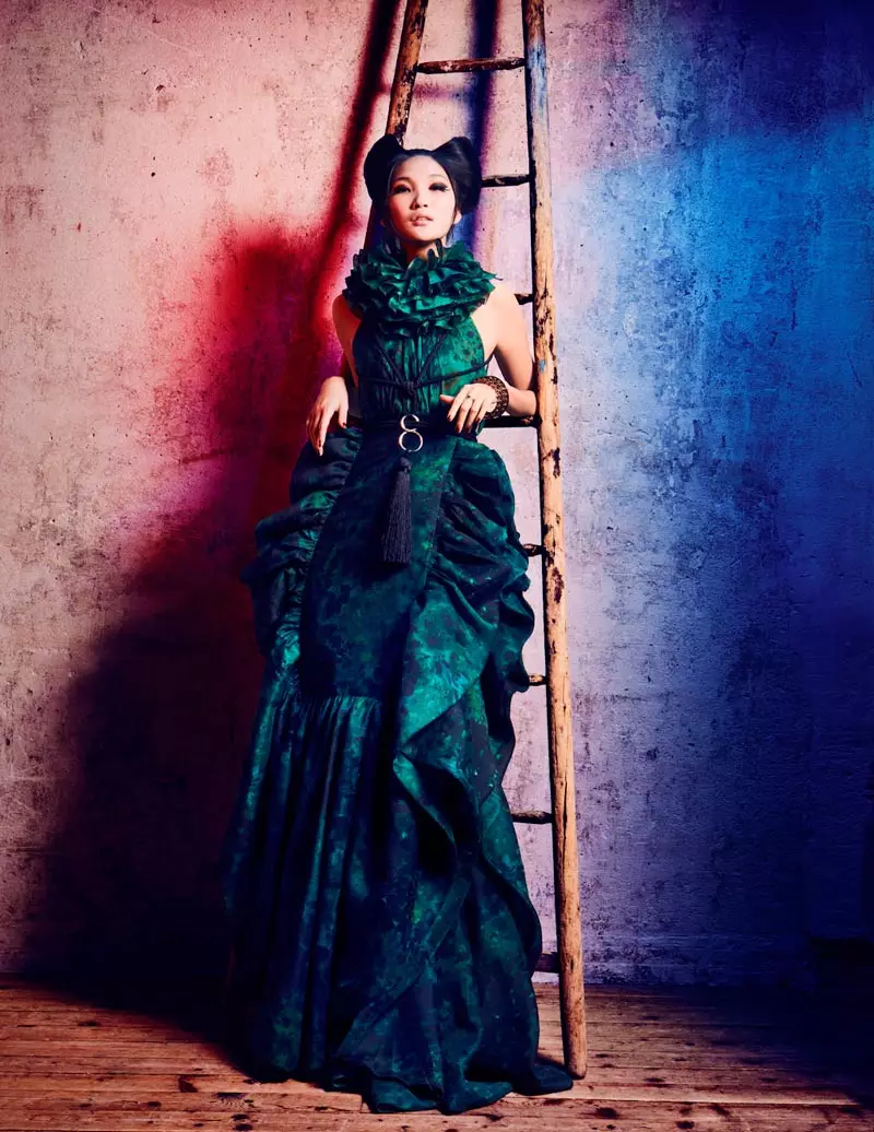 Emma Xie နှင့် Claire Collins Don Haute Couture Style သည် L'Officiel Paris 2012 ခုနှစ် အောက်တိုဘာလ