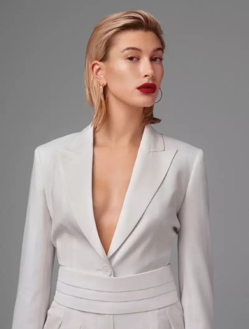 Hailey Baldwin porte des looks épurés pour L'Officiel Paris