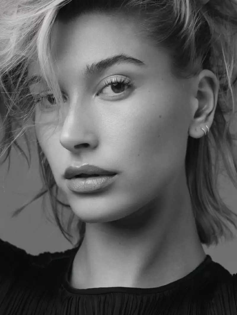 Hailey Baldwin draagt sobere looks voor L'Officiel Paris