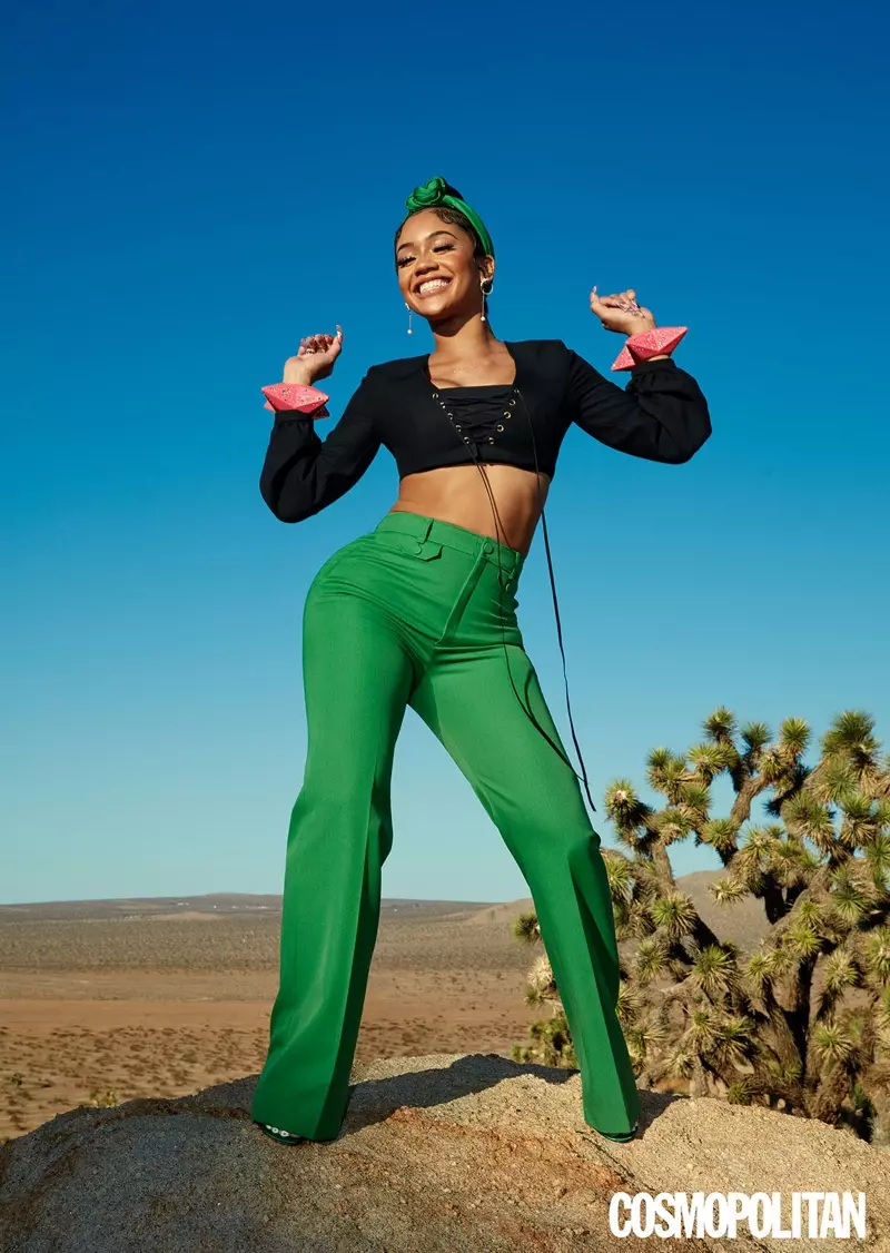 Saweetie îmbracă topul, pantalonii, carré și brățările Gucci cu tocuri Giuseppe Zanotti.