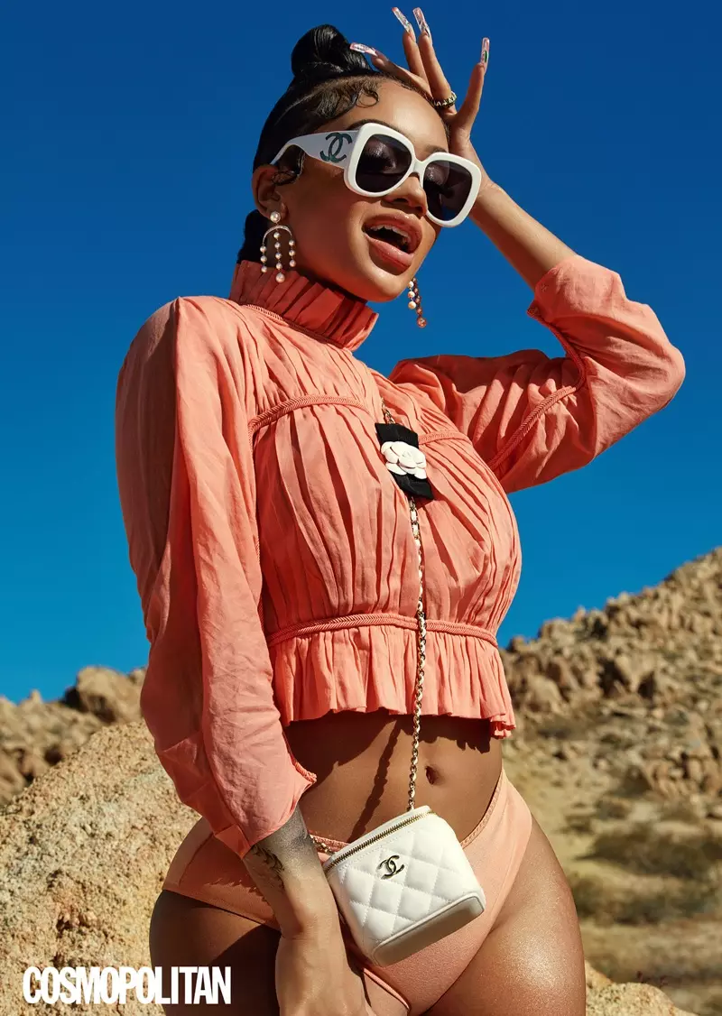 Saweetie berpose di gurun untuk pemotretan Cosmopolitan.