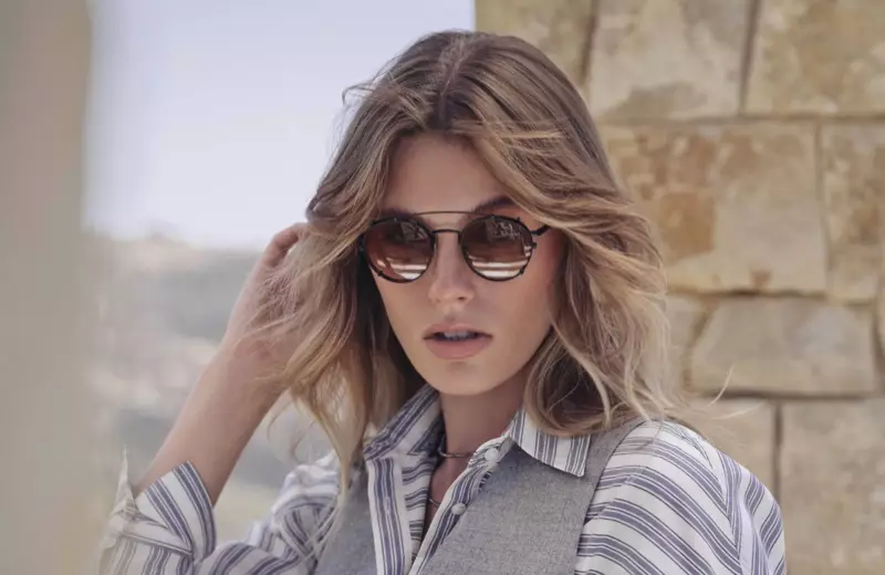 Медисон Хедрик позира за кампањата за очила Brunello Cucinelli x Oliver Peoples.