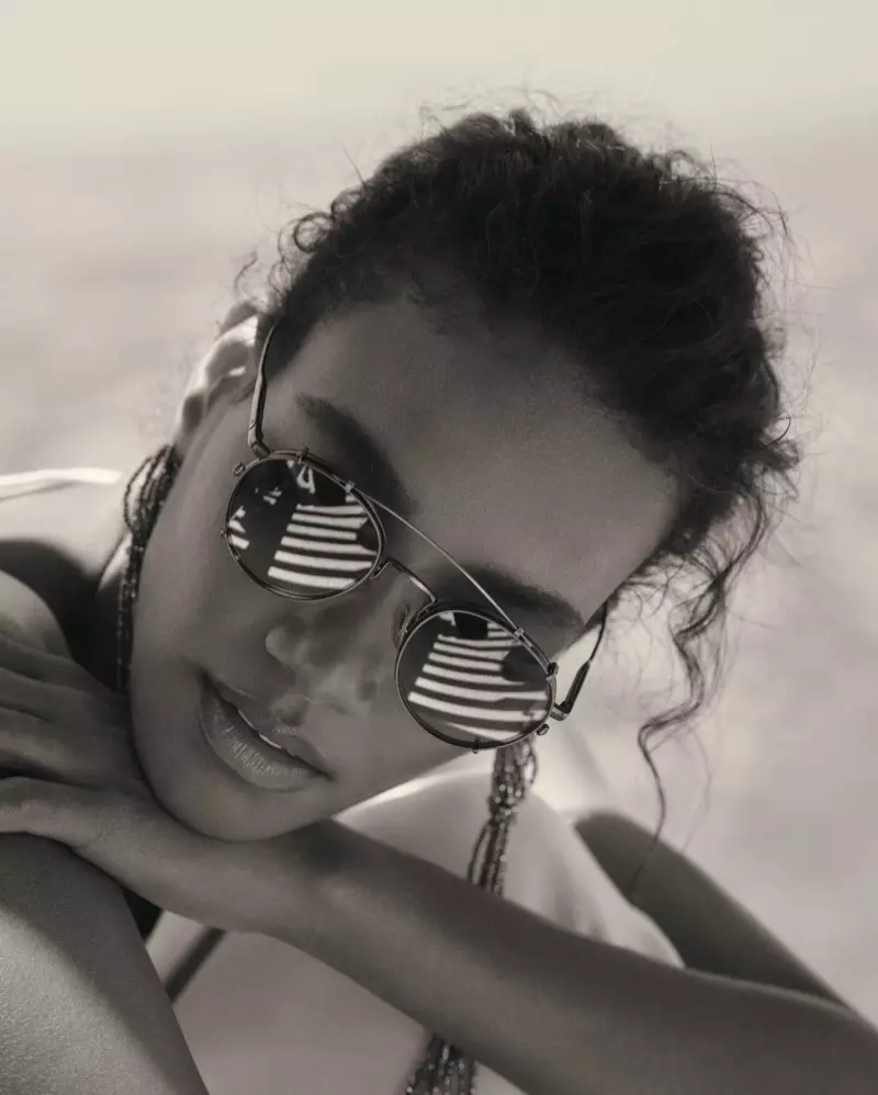 Arlenis Sosa Brunello Cucinelli x Oliver Peoples ඇස් කණ්ණාඩි ව්‍යාපාරයේදී Artemio අව් කණ්ණාඩි පැළඳ සිටී.