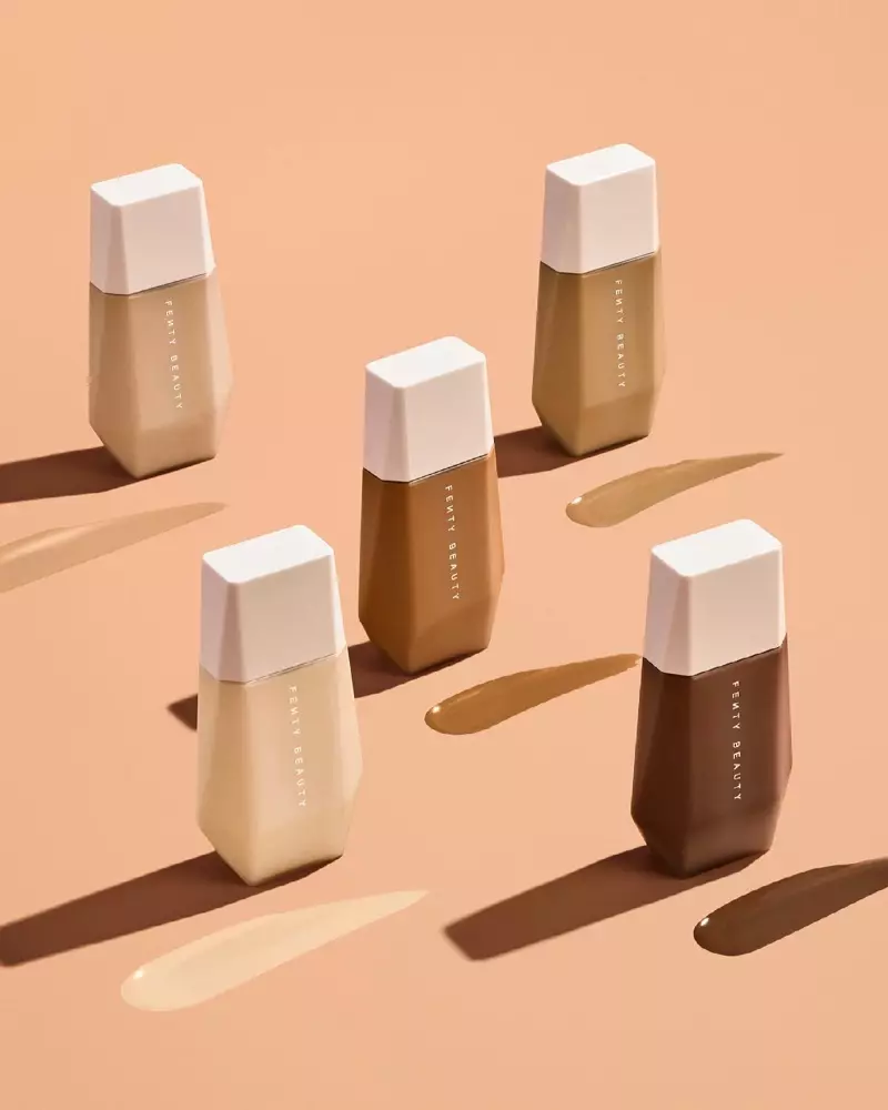 Fenty Beauty's Eaze Drop Blurring Skin Tint ir pieejams 25 toņos.