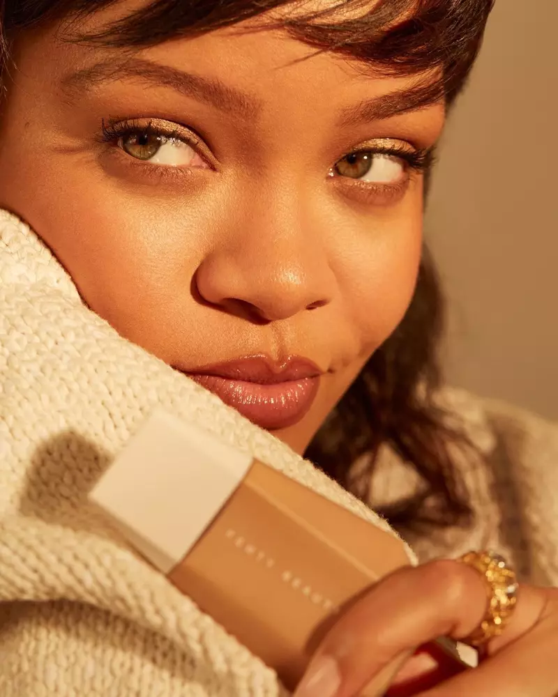 Rihanna leikur í Fenty Beauty Eaze Drop herferðinni.