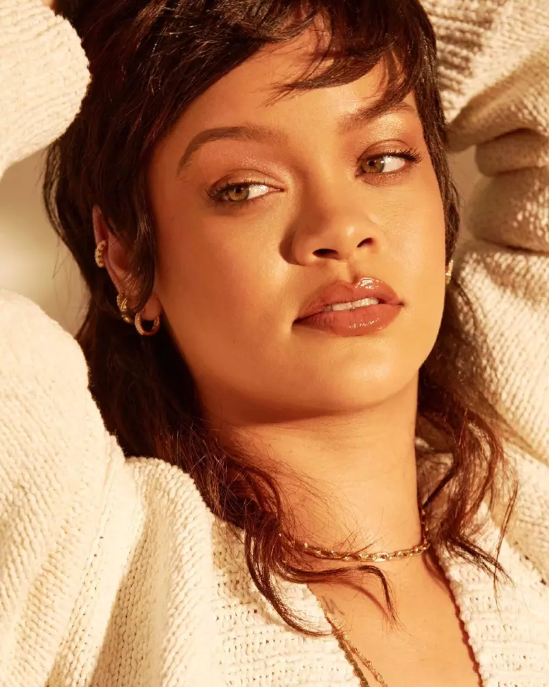 „Fenty Beauty“ kartu su Rihanna pristato „Eaze Drop Blurring Skin Tint“ kampaniją.