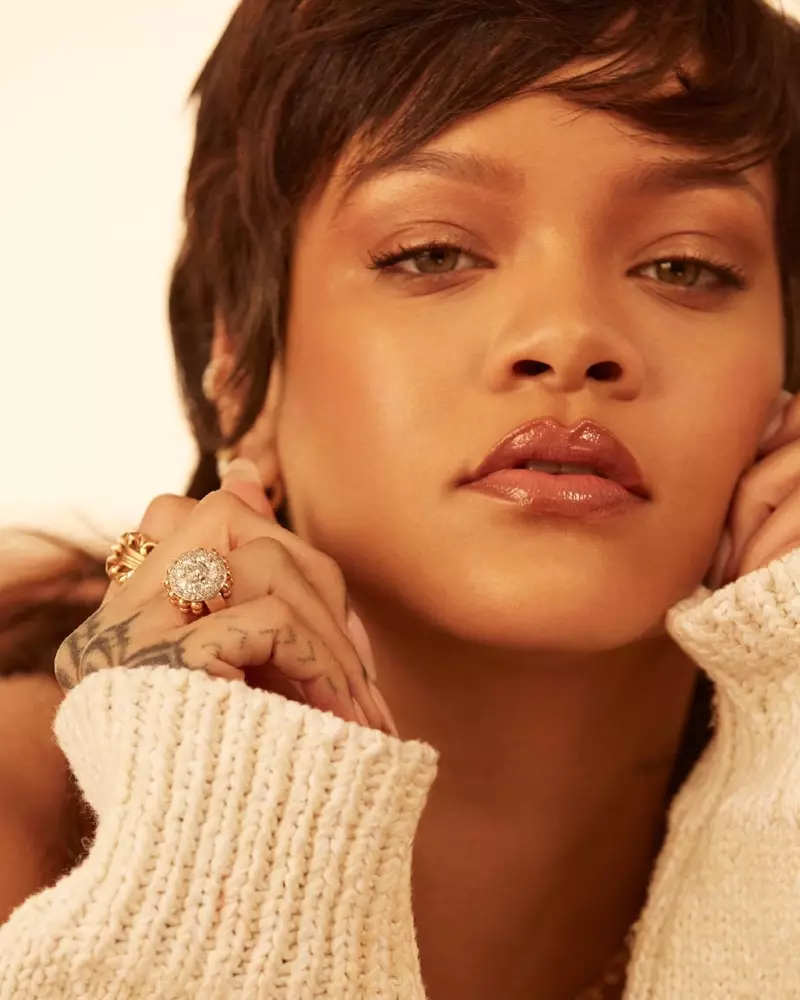 Rihanna akipiga pozi kwa ajili ya kampeni ya Fenty Beauty Eaze Drop.