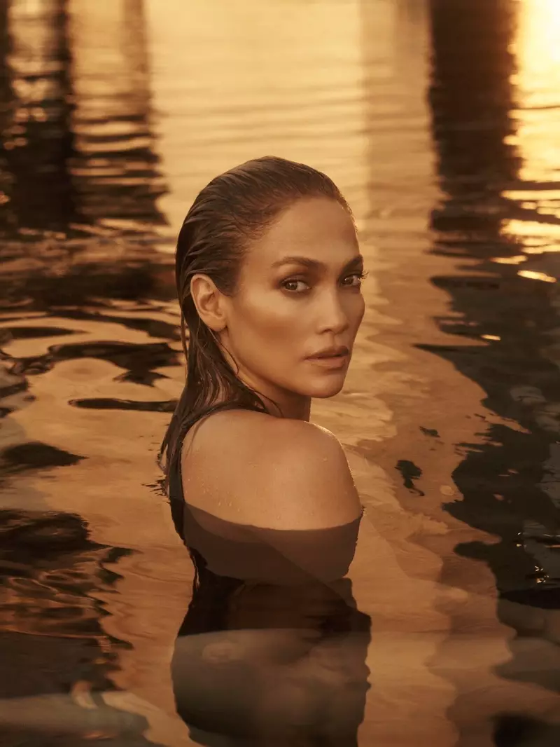 Jennifer Lopez sy'n serennu yn ymgyrch gyntaf JLo Beauty.