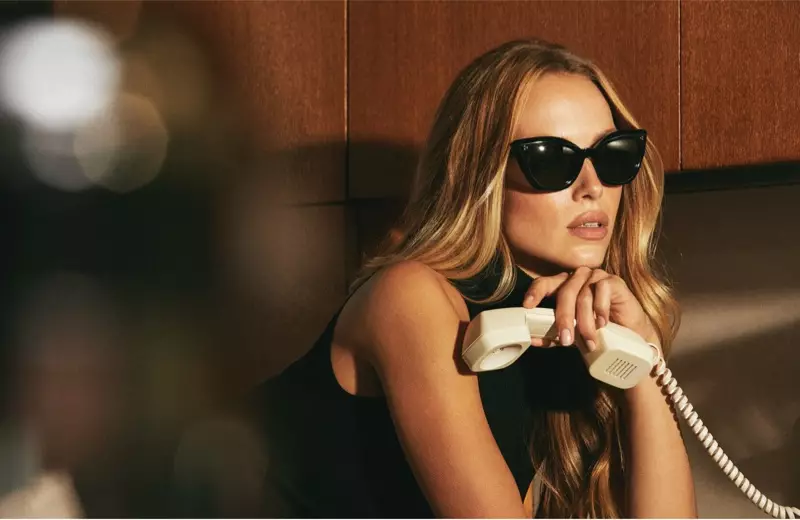 Hannah Ferguson waxay xidhatay muraayadaha indhaha bisadaha ee Oliver Peoples Laiya.