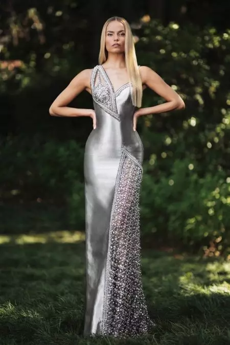 Natasha Poly Anashangaa katika Miundo ya Kuanguka ya Atelier Versace 2018