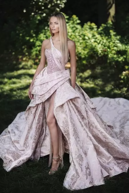 Natasha Poly zadivljuje u dizajnu Atelier Versace za jesen 2018