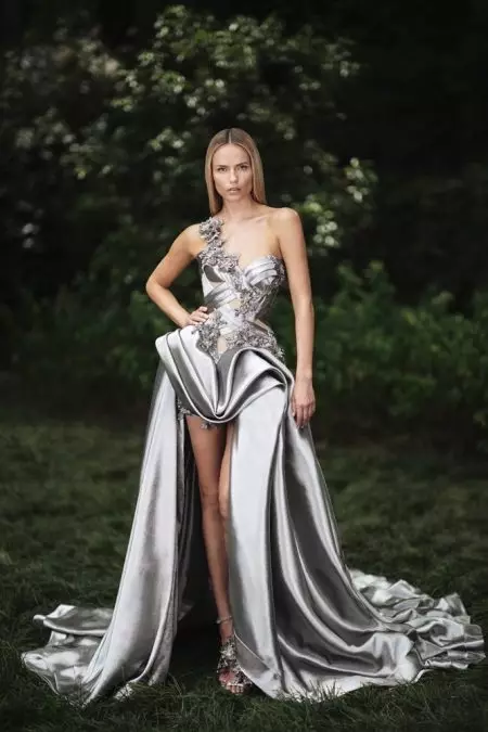 Natasha Poly mahnit në modelet e vjeshtës 2018 të Atelier Versace