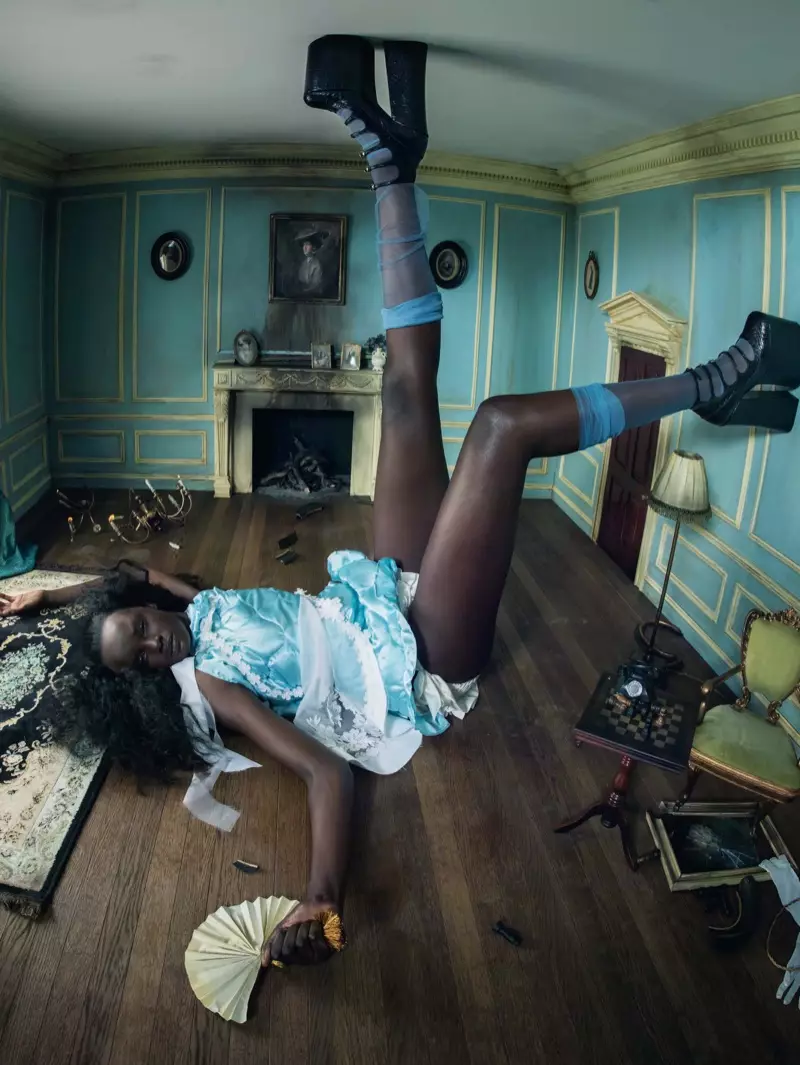 Duckie Thot joalo ka Alice ho Khalendara ea Pirelli ea 2018