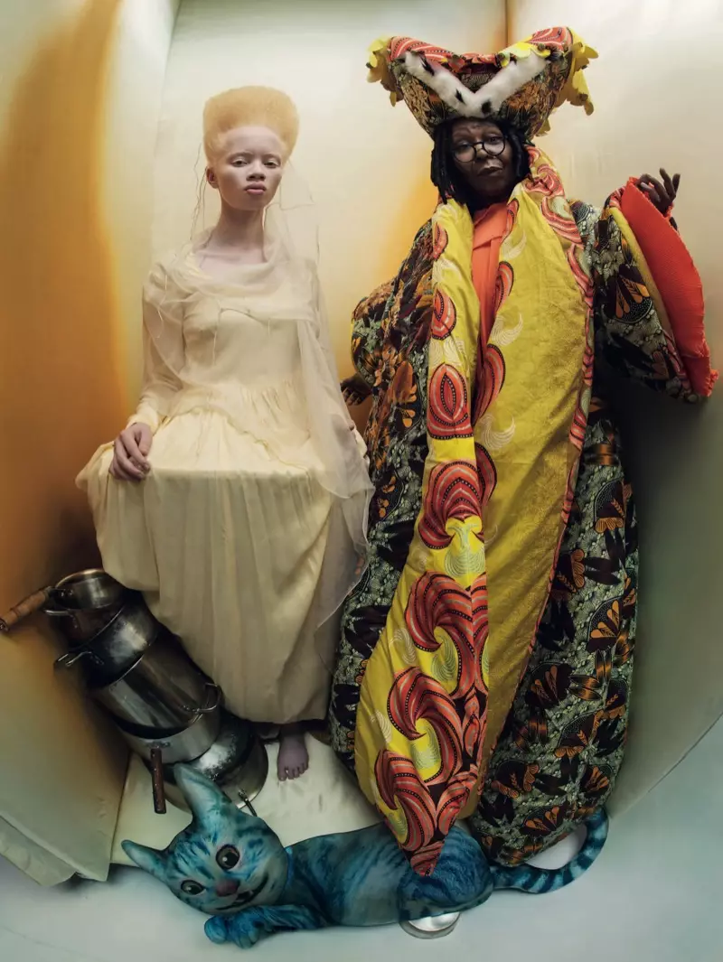 Whoopi Goldberg nel ruolo della Duchessa Reale e Thando Hopa nel ruolo della Principessa di Cuori per il Calendario Pirelli 2018