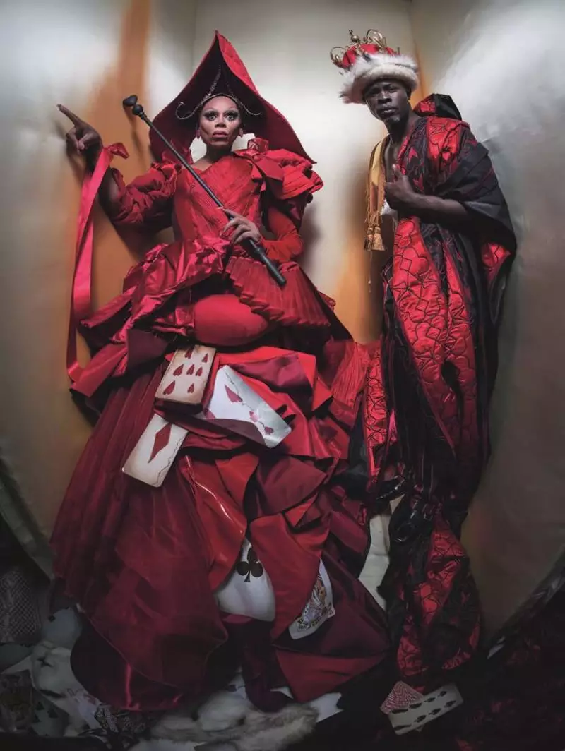 RuPaul a matsayin Sarauniyar Zuciya da Djimon Hounsou a matsayin Sarkin Zukata a cikin Kalanda na 2018 Pirelli