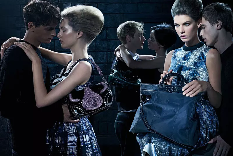 Prada Fall 2010 လှုပ်ရှားမှု | Steven Meisel မှ Angela Lindvall နှင့် Miranda Kerr