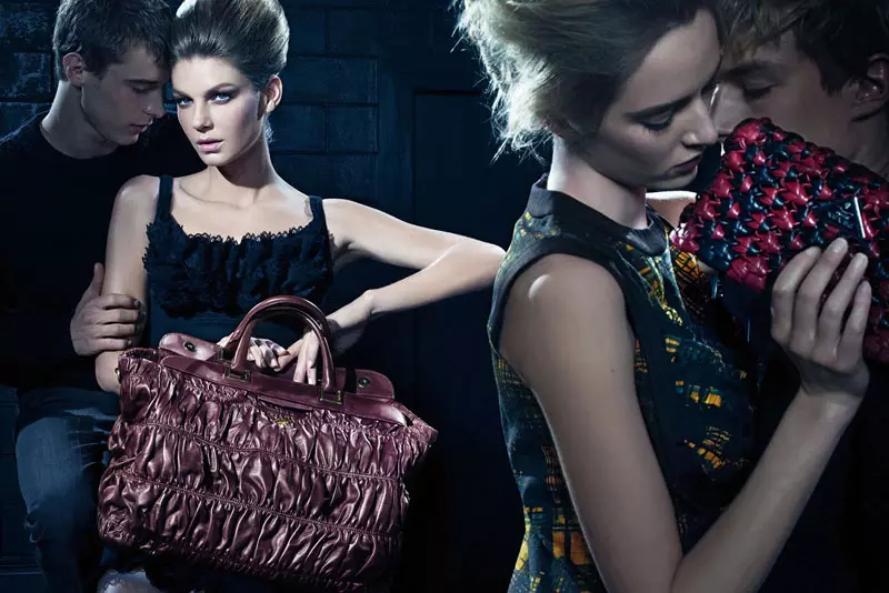 Kampanye Musim Gugur Prada 2010 | Angela Lindvall & Miranda Kerr oleh Steven Meisel