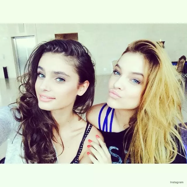 Barbara Palvin pose avec Taylor Marie Hill