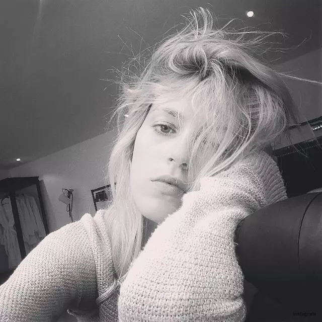 Anja Rubik pare obosită în selfie-ul ei